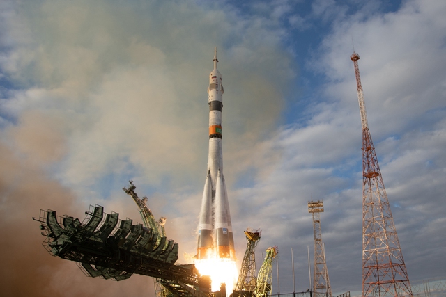 Bất chấp căng thẳng, Nga và Mỹ tiếp tục hợp tác đưa người lên vũ trụ - Ảnh 1.