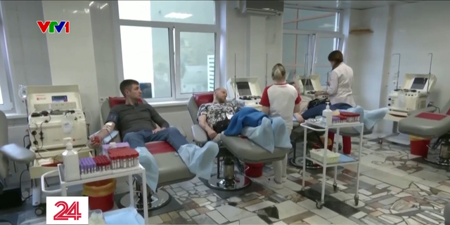 Người dân Nga xếp hàng hiến máu cho nạn nhân khủng bố - Ảnh 1.
