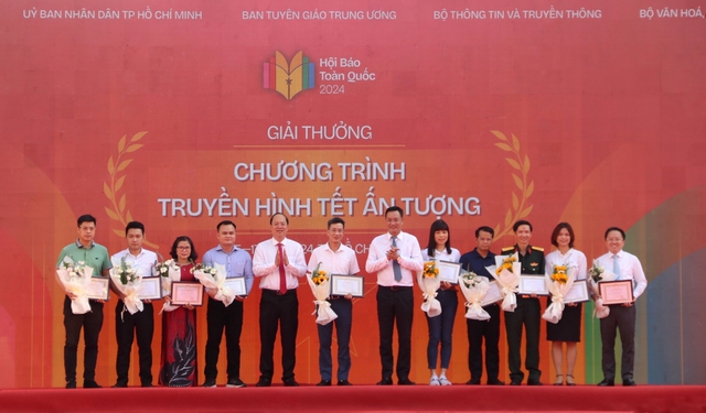 
The organizers presented the award for Impressive Tet Television Program to representatives of the press agencies. (Photo: Thu Huong - VNA)
