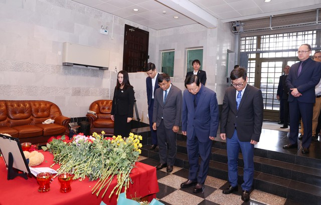 Phó Thủ tướng Trần Hồng Hà ghi sổ tang tưởng niệm các nạn nhân trong vụ khủng bố ở Nga - Ảnh 1.
