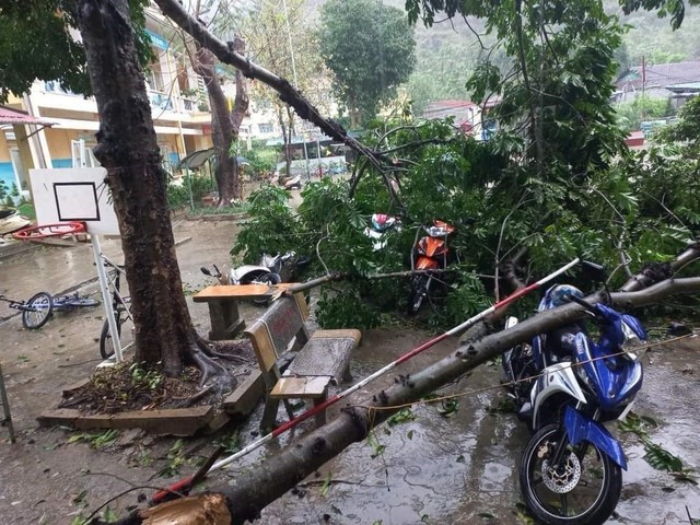 Mưa lớn, gió lốc gây tốc mái nhiều ngôi nhà ở Hà Giang - Ảnh 1.