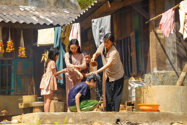Lần đầu cùng đóng phim “Lật mặt”, 4 con của Lý Hải vào vai trẻ em nghèo vùng cao - Ảnh 2.