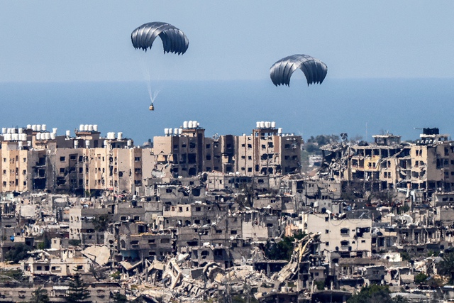 Thêm 18 người thiệt mạng trên mặt đất do các đợt thả dù hàng viện trợ ở Gaza - Ảnh 1.