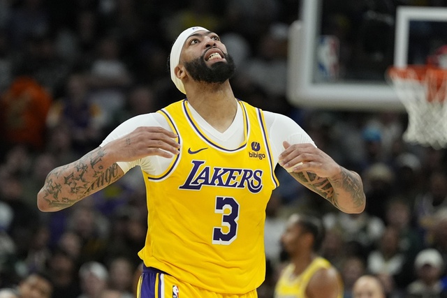 Los Angeles Lakers vượt qua Milwaukee Bucks đầy cảm xúc - Ảnh 3.
