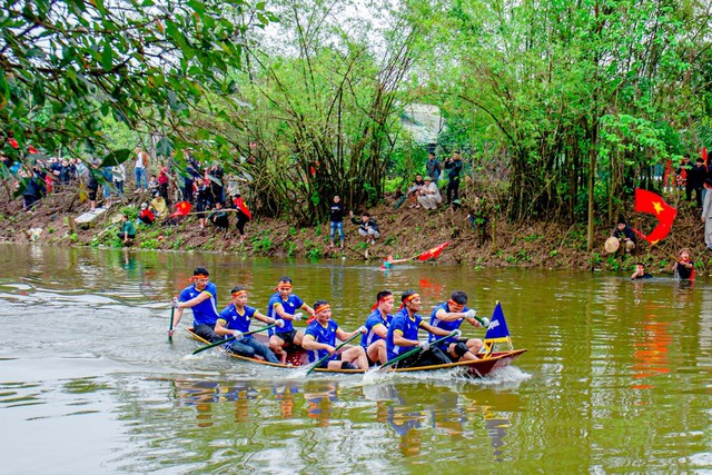 Độc đáo lễ hội đua thuyền truyền thống làng Siêu Quần giữa lòng Hà Nội - Ảnh 2.