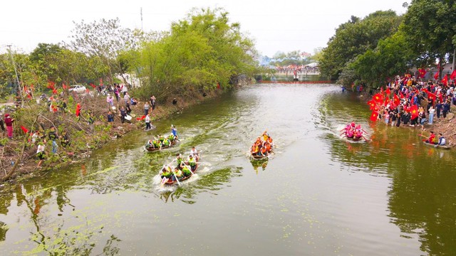 Độc đáo lễ hội đua thuyền truyền thống làng Siêu Quần giữa lòng Hà Nội - Ảnh 1.