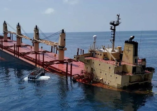 Nguy cơ thảm họa môi trường từ tàu hàng bị chìm ở Biển Đỏ - Ảnh 1.