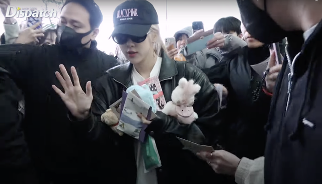Hậu rời YG, các thành viên BLACKPINK đối mặt với đám đông hỗn loạn ở sân bay - Ảnh 1.