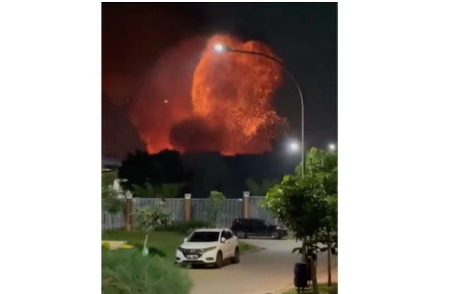 Cháy lớn tại kho đạn của Indonesia - Ảnh 1.