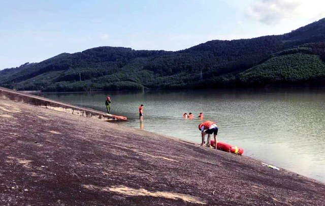 Tìm thấy thi thể nam sinh thứ 2 đuối nước ở đập Khe Xai - Ảnh 1.