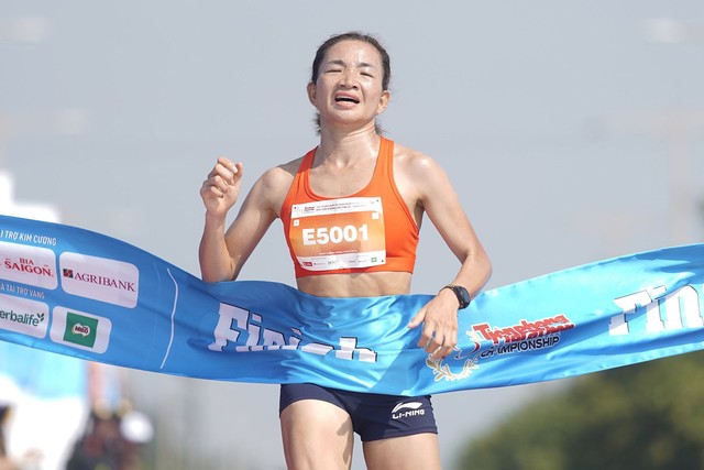 Nguyễn Thị Oanh vô đối tại Tiền Phong Marathon 2024 - Ảnh 2.