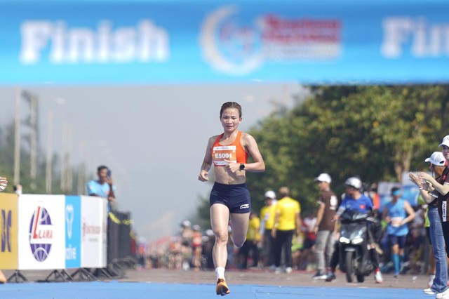 Nguyễn Thị Oanh vô đối tại Tiền Phong Marathon 2024 - Ảnh 1.