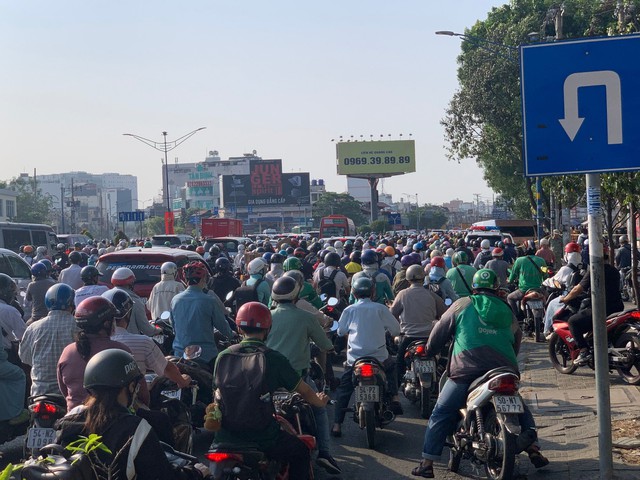 TP Hồ Chí Minh: Kẹt xe nhiều giờ sau vụ tai nạn giao thông ở cửa ngõ - Ảnh 2.