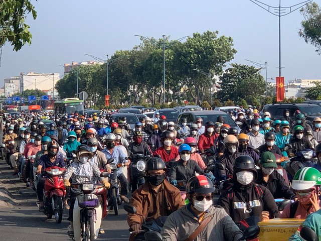 TP Hồ Chí Minh: Kẹt xe nhiều giờ sau vụ tai nạn giao thông ở cửa ngõ - Ảnh 4.