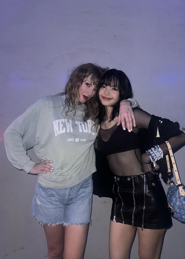 Lisa (BLACKPINK) chụp ảnh cùng Taylor Swift hậu concert “Eras Tour” - Ảnh 2.