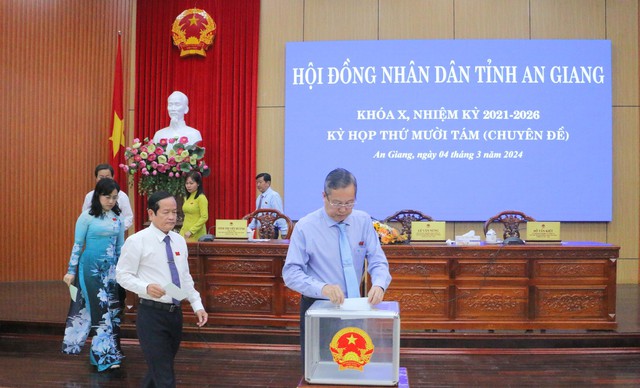 Bãi nhiệm chức Chủ tịch UBND tỉnh An Giang đối với ông Nguyễn Thanh Bình - Ảnh 1.