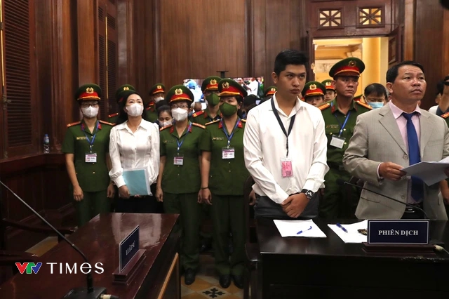 Dẫn giải bà Trương Mỹ Lan và đồng phạm đến phiên tòa xét xử vụ Vạn Thịnh Phát - Ảnh 4.