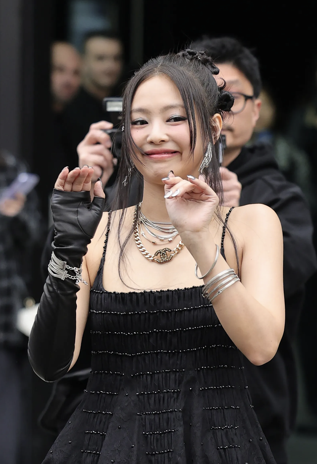Jennie, Lisa (BLACKPINK) chiếm trọn ánh hào quang tại Tuần lễ thời trang Paris 2024 - Ảnh 3.