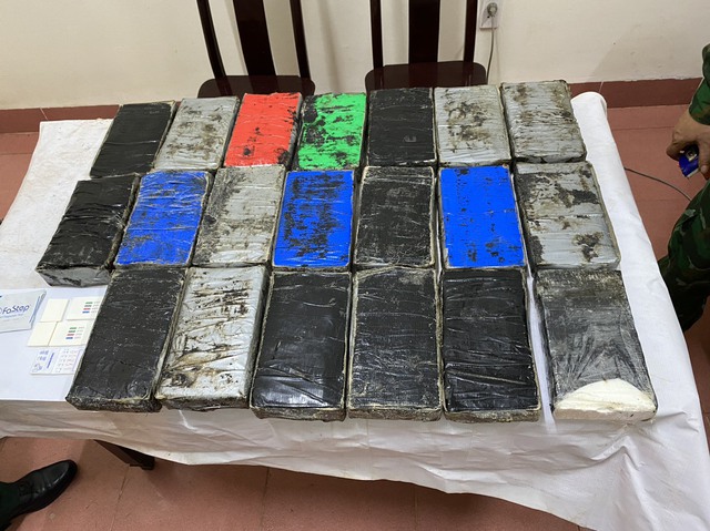 Hơn 20kg chất nghi ma túy trôi dạt vào bờ biển Quảng Bình - Ảnh 1.