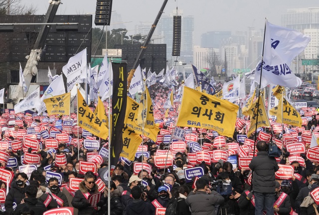 Hàn Quốc chuẩn bị đình chỉ giấy phép của 9.000 bác sĩ đình công - Ảnh 1.