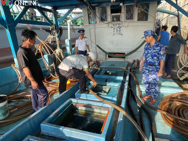 Bắt giữ tàu cá vận chuyển khoảng 50.000 lít dầu DO trái phép trên vùng biển Tây Nam - Ảnh 2.