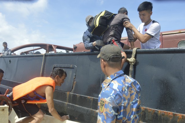 Đảo Đá Lát (Trường Sa) hỗ trợ lương thực cho ngư dân tàu cá gặp nạn - Ảnh 2.