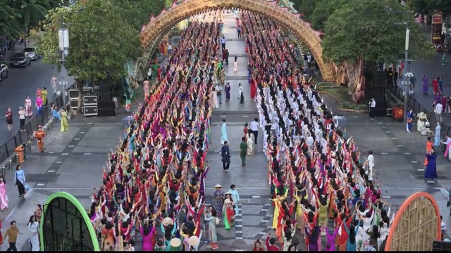 Hơn 5.000 người mặc áo dài diễu hành mừng Ngày Quốc tế Phụ nữ - Ảnh 7.