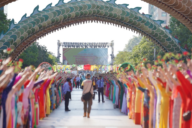 Hơn 5.000 người mặc áo dài diễu hành mừng Ngày Quốc tế Phụ nữ - Ảnh 2.
