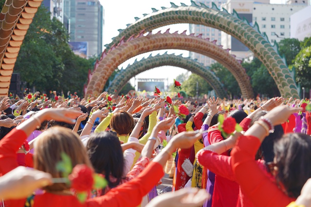 Hơn 5.000 người mặc áo dài diễu hành mừng Ngày Quốc tế Phụ nữ - Ảnh 3.