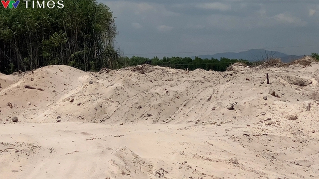 Bình Thuận: Triệt phá đường dây trộm cát chuyên nghiệp bằng xe máy cày - Ảnh 6.