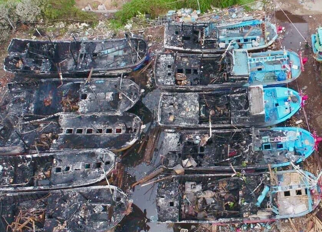 Vụ 11 tàu cá bị cháy ở Bình Thuận: Ngư dân mỏi mòn chờ bảo hiểm - Ảnh 1.
