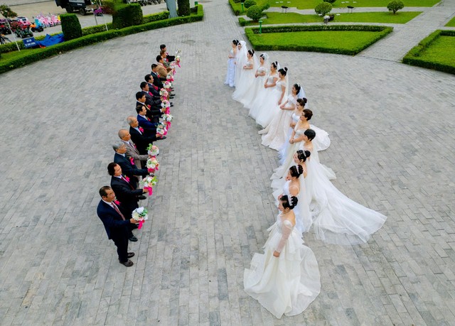 Bộ ảnh kỷ niệm ngày cưới đặc biệt của 13 cặp đôi U60 tại Tuyên Quang. - Ảnh 1.