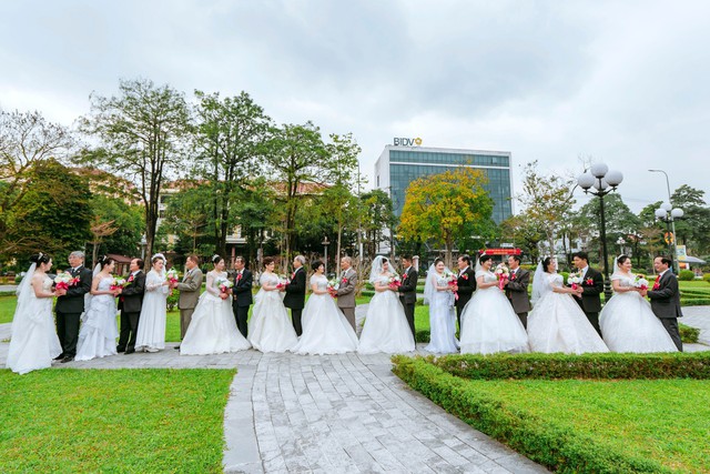 Bộ ảnh kỷ niệm ngày cưới đặc biệt của 13 cặp đôi U60 tại Tuyên Quang. - Ảnh 4.