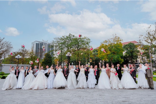 Bộ ảnh kỷ niệm ngày cưới đặc biệt của 13 cặp đôi U60 tại Tuyên Quang. - Ảnh 5.