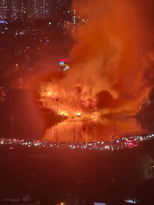 TP Hồ Chí Minh: Cháy lớn hàng loạt nhà ven kênh Tàu Hũ - Ảnh 3.