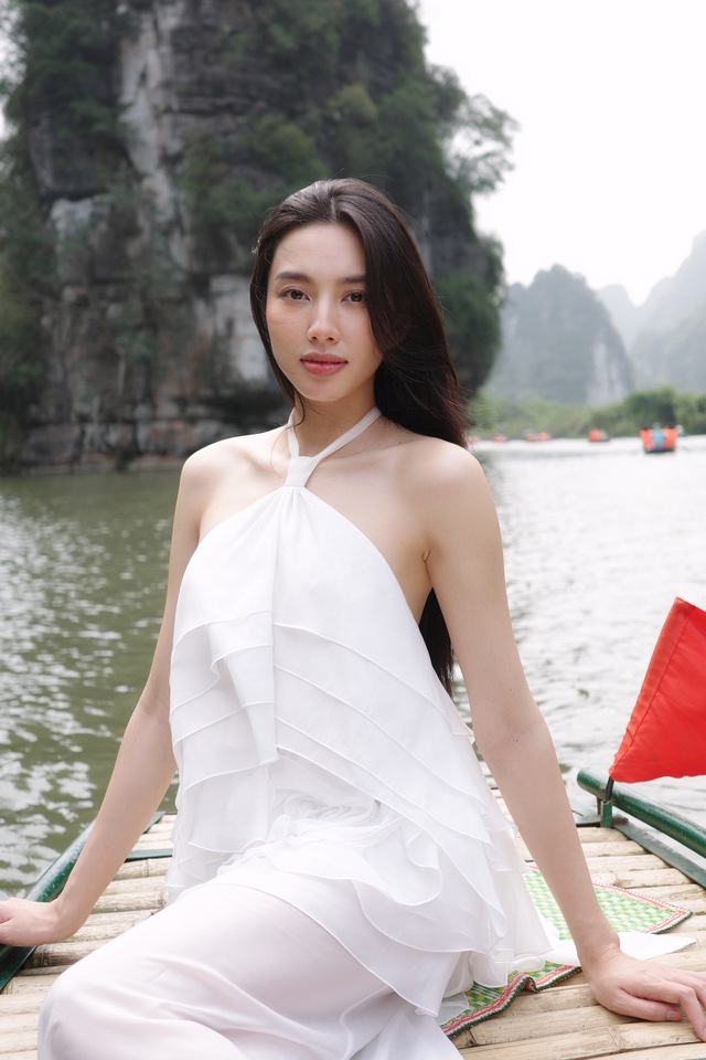 Hoa hậu Thùy Tiên thả dáng ở  danh thắng Tràng An, Ninh Bình - Ảnh 6.