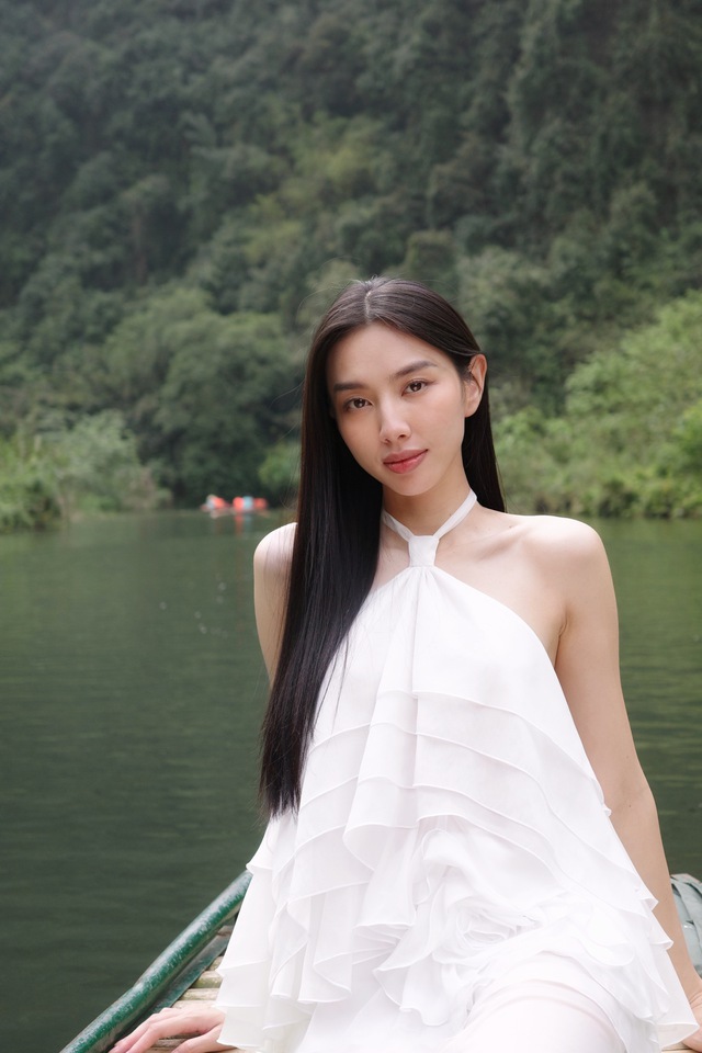 Hoa hậu Thùy Tiên thả dáng ở  danh thắng Tràng An, Ninh Bình - Ảnh 5.