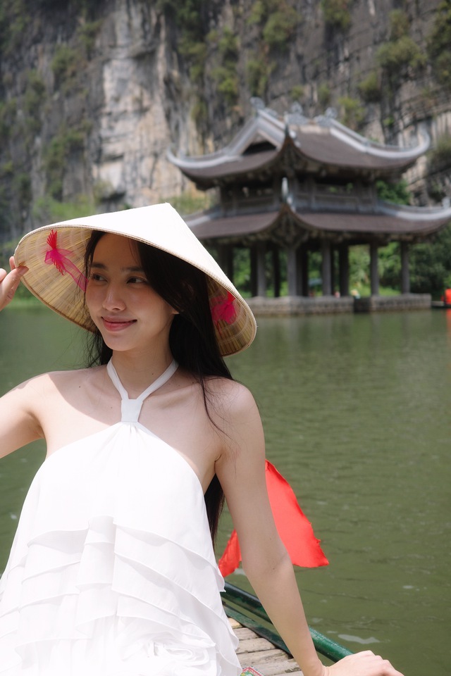 Hoa hậu Thùy Tiên thả dáng ở  danh thắng Tràng An, Ninh Bình - Ảnh 3.