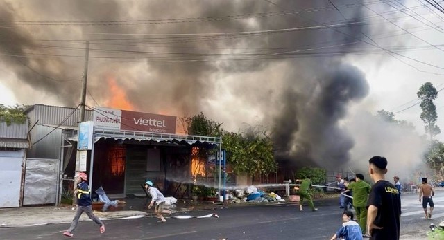 An Giang: Hỏa hoạn khiến 6 nhà dân thiệt hại nặng - Ảnh 3.
