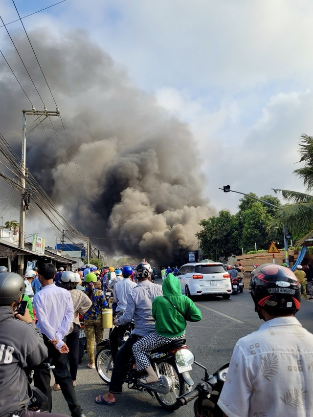 An Giang: Hỏa hoạn khiến 6 nhà dân thiệt hại nặng - Ảnh 1.