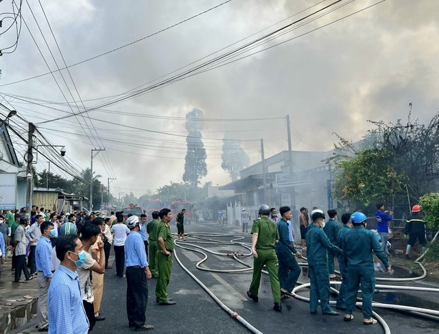 An Giang: Hỏa hoạn khiến 6 nhà dân thiệt hại nặng - Ảnh 2.