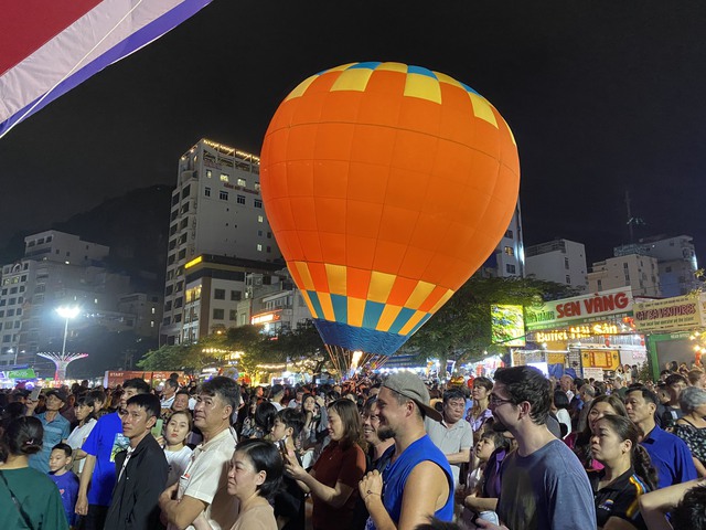 Hào hứng với lễ hội khinh khí cầu lần đầu tổ chức ở Cát Bà - Ảnh 1.