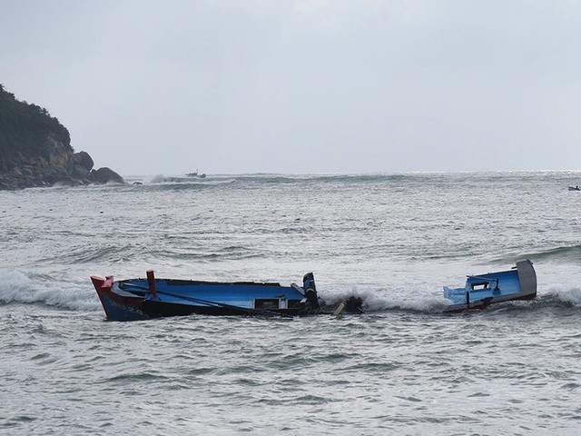 Tàu cá Quảng Ngãi chìm trên biển, 4 ngư dân may mắn thoát nạn - Ảnh 1.