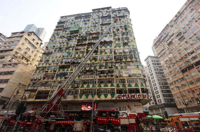 Cháy lớn tại tòa nhà cao tầng ở Hong Kong (Trung Quốc), nhiều người thương vong - Ảnh 1.