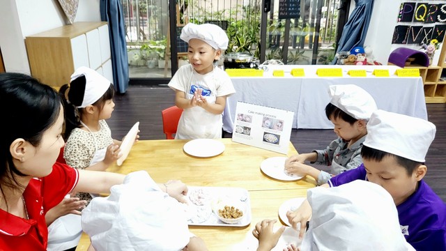 Trẻ mầm non thích thú làm bánh trôi dịp Tết Hàn Thực - Ảnh 3.