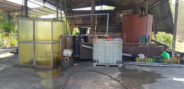 Phát hiện nhà xưởng nấu tái chế nhớt thải trái phép thu giữ hơn 11.000 lít dầu - Ảnh 1.