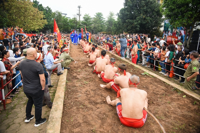 Độc đáo nghi lễ kéo co ngồi lễ hội đền Trấn Vũ - Ảnh 14.