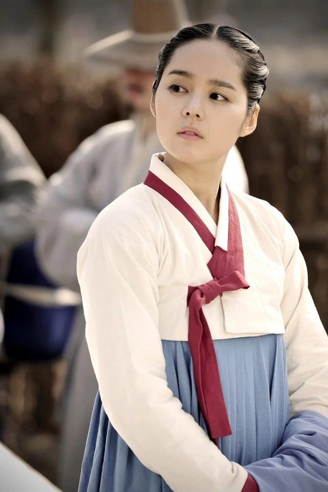 Những bóng hồng xinh đẹp từng sánh vai với Kim Soo Hyun - Ảnh 7.