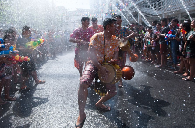 Những điều thú vị về lễ hội té nước Songkran - Ảnh 1.