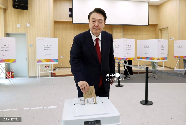 Bầu cử Quốc hội Hàn Quốc: Đảng cầm quyền của Tổng thống Yoon Suk-yeol thất bại, Thủ tướng xin từ chức - Ảnh 1.